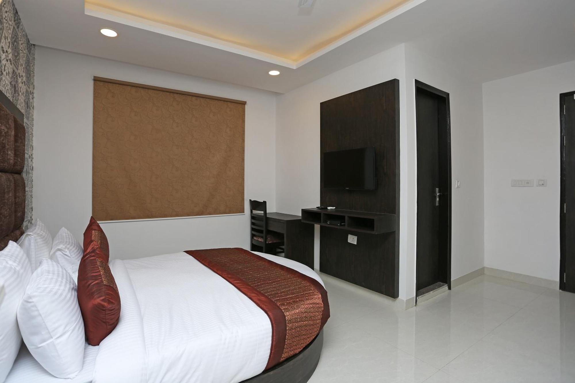 Hotel O M Suites Nueva Delhi Exterior foto