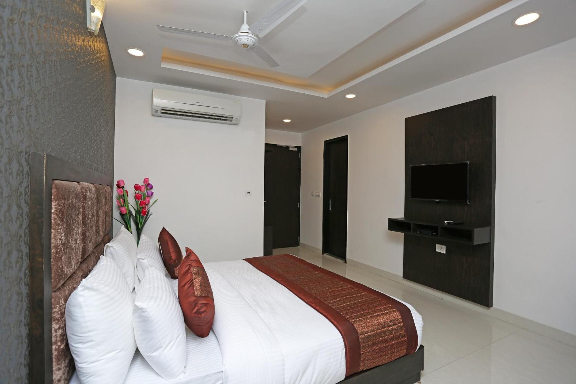 Hotel O M Suites Nueva Delhi Exterior foto