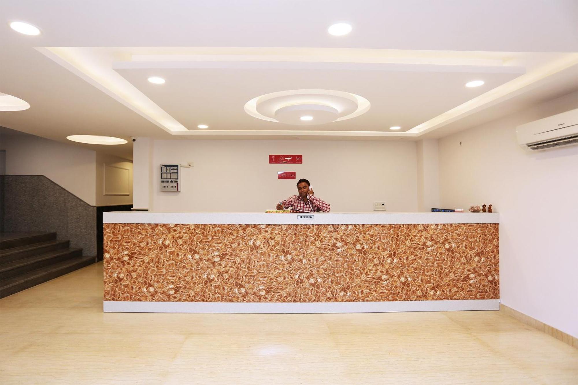 Hotel O M Suites Nueva Delhi Exterior foto