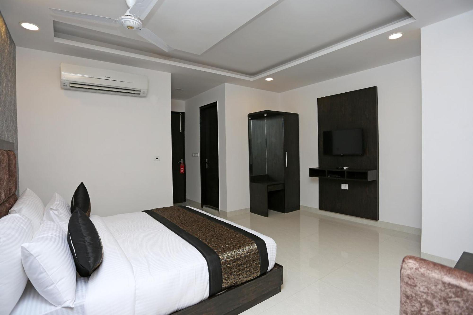 Hotel O M Suites Nueva Delhi Exterior foto